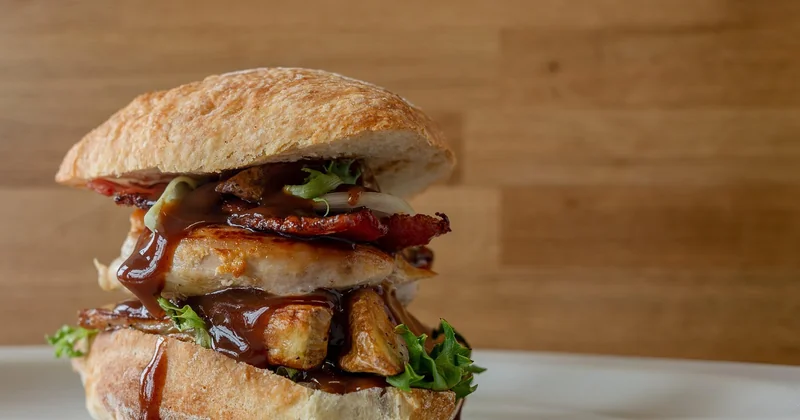 Assembler le burger : les détails qui changent tout