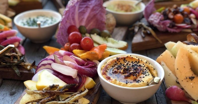 10 idées de dips pour apéro qui vont faire sensation (houmous, guacamole et plus)