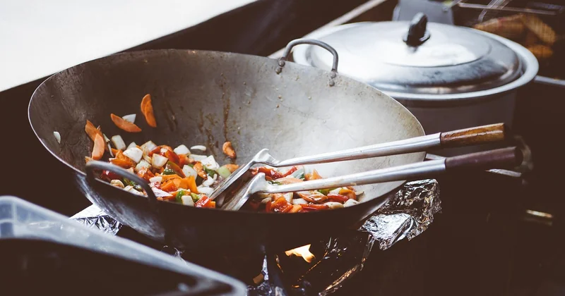 La cuisson au wok : l'ordre des opérations