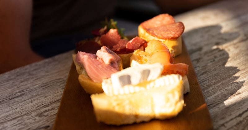 Roulés apéritifs au saumon fumé et fromage frais : la recette facile qui fait toujours son effet