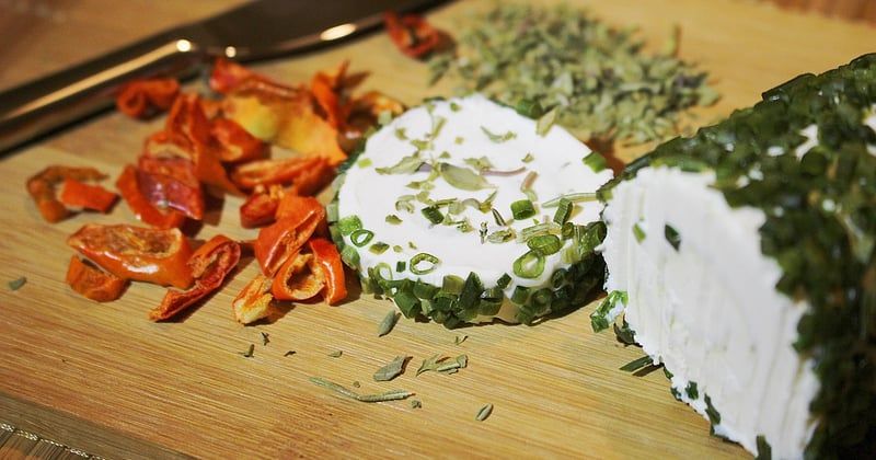 Bouchées apéritives au fromage et aux herbes : la recette facile qui fait toujours son effet